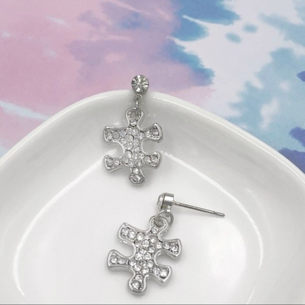 🌼 Puzzle Piece Rhinestone Drop Earrings